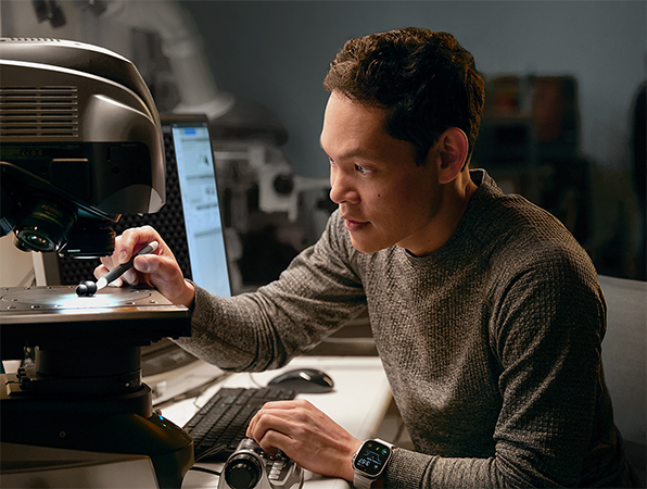 Ingeniero de Apple prueba hardware en un laboratorio.