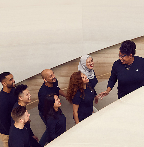 Dipendenti che salgono le scale di un Apple Store.