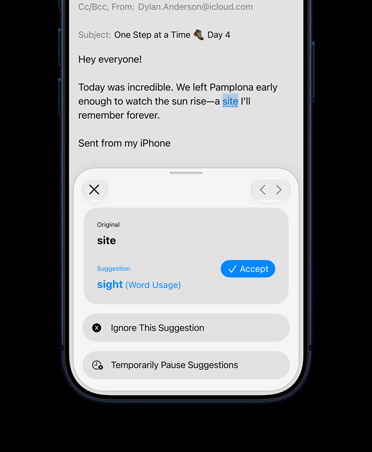 جهاز iPhone 17، لون نيلي عميق، شاشة تعرض Siri AI وهو يدقق إيميل في تطبيق البريد