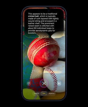جهاز iPhone 17 Pro، لون نيلي عميق، يُظهر نمط Siri في تطبيق الكاميرا مع صورة لكرات كريكت وردّ Siri AI الذي يعرض معلومات مفصلة عن كرات الكريكت.