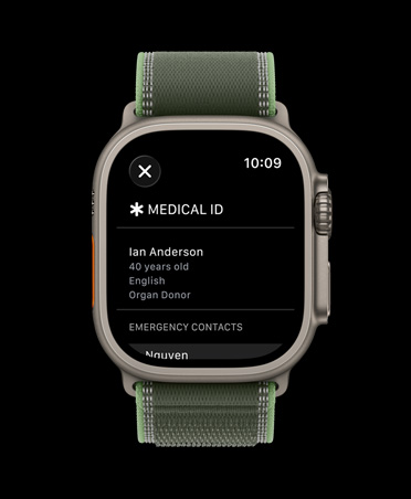 Apple Watch Ultra 3 med urkasse i titanium i farven naturlig, Nødinfo på skærmen og Trail Loop i grøn/neon