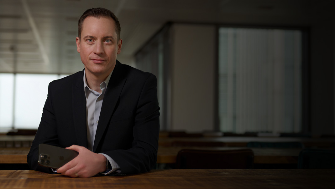 Peter Hanlon, Senior Manager Mobile Technology and Devices bij Openreach, met een iPhone in de hand en ernaast het citaat: “Dankzij Apple Financial Services konden we twee keer zoveel iPhone-devices vervangen als normaal in een jaar. Daardoor kunnen onze technici de nieuwste technologie gebruiken en onze klanten optimaal ondersteunen.”