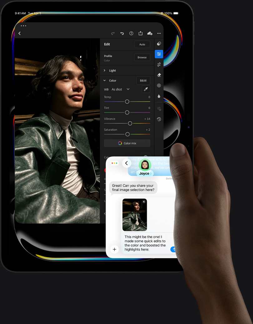 iPad Pro, Vorderansicht, Hochformat, Farbe Space Schwarz, rechte Hand hält das Gerät, das Display zeigt eine Fotobearbeitungsapp mit dem Bild einer Person in einer Lederjacke, Tools zum Bearbeiten und Regler, eine iMessage Unterhaltung zwischen einer Person und einer anderen Person, die das Foto überprüft