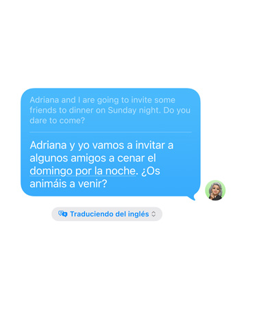 Funcția Traducere în timp real în Mesaje în utilizare, afișând o traducere din engleză în spaniolă