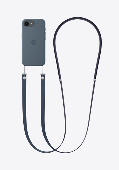 Baksiden av en iPhone 17e i fargen svart, med et silikondeksel med MagSafe i fargen blå og en crossbody-stropp i fargen blå festet til dekselet.