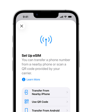 På skjermen til en iPhone 17e vises Konfigurer eSIM-funksjonen, som brukes til å overføre et telefonnummer fra en telefon i nærheten eller ved å skanne en QR-kode.