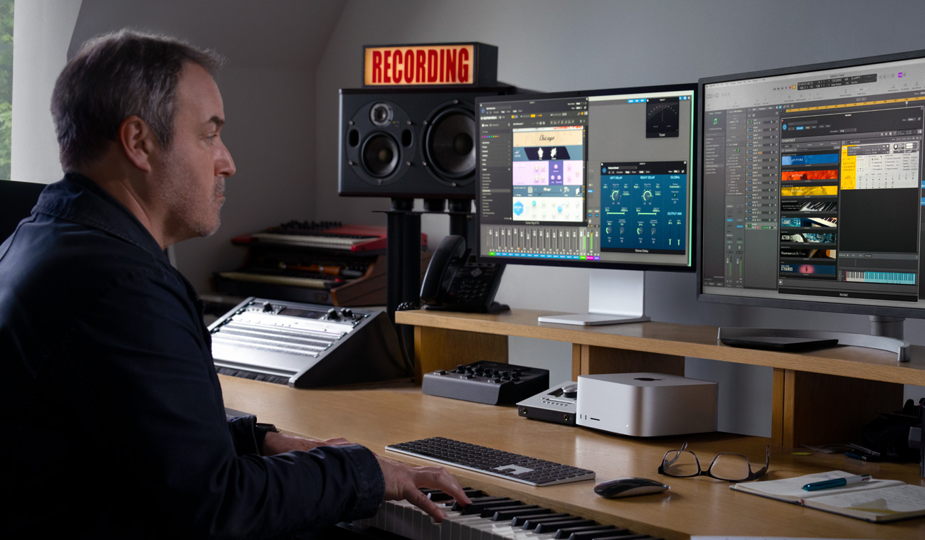 一位音樂人用鋼琴搭配 Studio Display 和 Mac Studio 進行混音創作