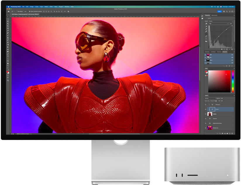 O Studio Display e o Mac Studio são mostrados juntos com o Adobe Photoshop em uso.