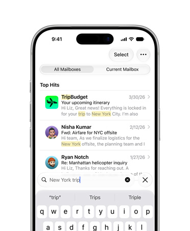 Pohled zepředu na stříbrný iPhone 17 Pro, na kterém je otevřený výběr e‑mailů seřazených podle hledání „New York trip“