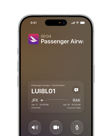 A hívás kontextusához kapcsolódó Siri AI-funkció egy ezüstszínű iPhone 17 Prón. A kijelzőn egy légitársaság visszaigazolási adatai láthatók egy hívás közben.