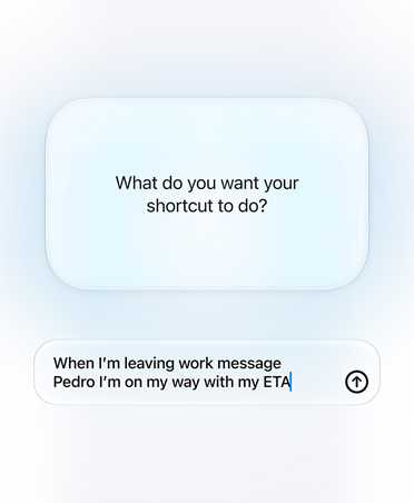 Egy kijelzőn a Siri AI és a felhasználó közötti kérdés és válasz arról, hogy a felhasználó mit szeretne csinálni a Parancsokban. Kérdés: „What do you want your shortcut to do?” (Mit szeretne végrehajtani a parancsával?) Válasz: „When I'm leaving work message Pedro I'm on my way with my ETA” (Amikor elindulok a munkából, írd meg Pedrónak üzenetben, hogy úton vagyok, és hogy várhatóan mikor fogok megérkezni).