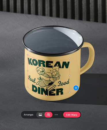 Yeşil renk Korean Diner logolu, sarı metal kamp fincanının fotoğrafı, alt kısmında Warp aracı açık