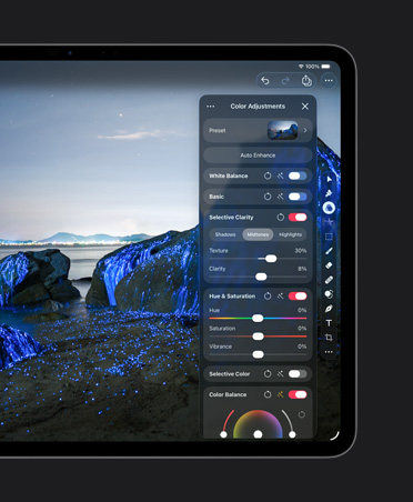 13 inç iPad Pro ekranı, sahilde mavi parıltılı kayaların fotoğrafı, renk düzenleme araçları