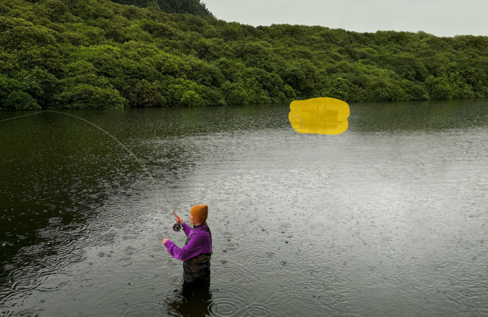 Bir nehirde sinek oltacılığı yöntemiyle balık tutan bir kadının fotoğrafı, Pixelmator Pro aracı istenmeyen nesneleri siliyor