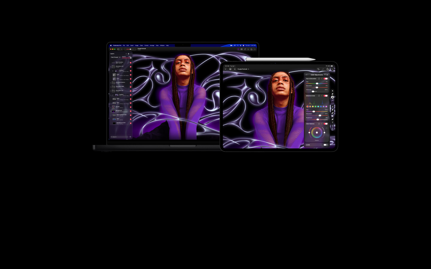Modern, soyut bir arka planın önünde duran saçları örgülü ve mor kazaklı bir kişinin görseli, 16 inç MacBook Pro ve 13 inç iPad Pro aygıtlarının ekranına geçiyor, ekranlarda Pixelmator Pro çalışma alanı görülüyor; yan tarafta katmanlar paneli, görüntü düzenleme